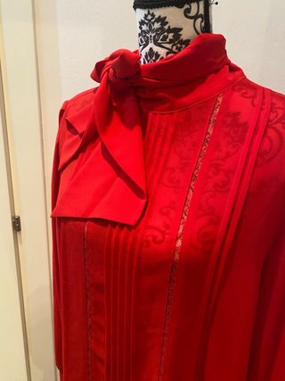 Blusa Zara rossa con fiocco limited edition
