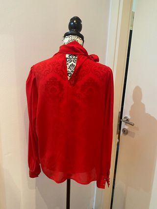 Blusa Zara rossa con fiocco limited edition