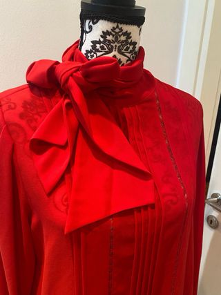 Blusa Zara rossa con fiocco limited edition