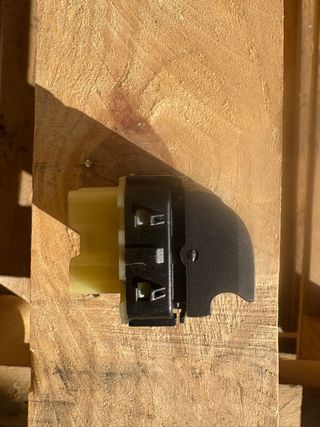 Botón elevalunas coche