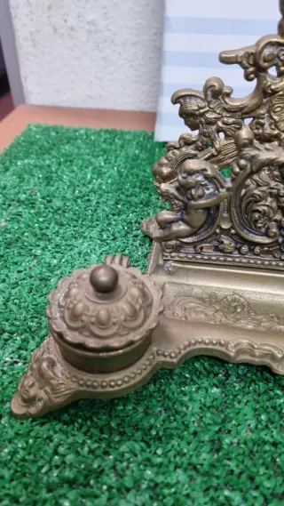 Escribanía de bronce antigua