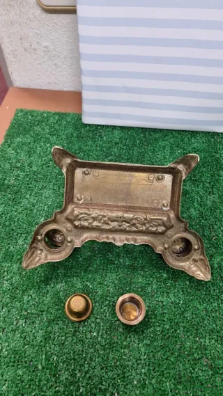 Escribanía de bronce antigua