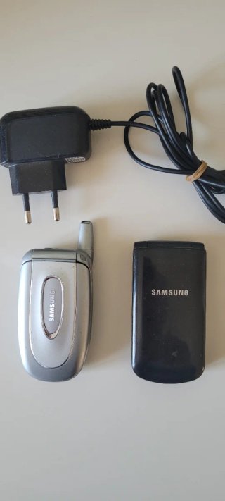 Lotto cellulari Samsung flip con caricabatterie