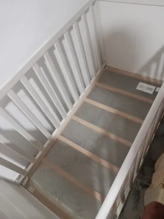 Cuna blanca infantil con diseño