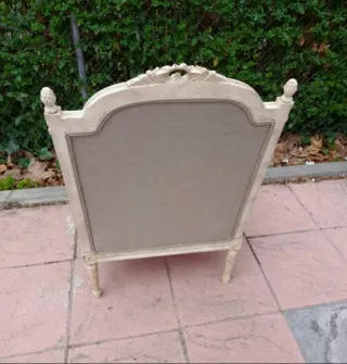 Butaca beige de tela y madera