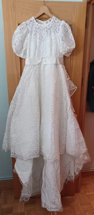 Vestido de novia blanco con velo