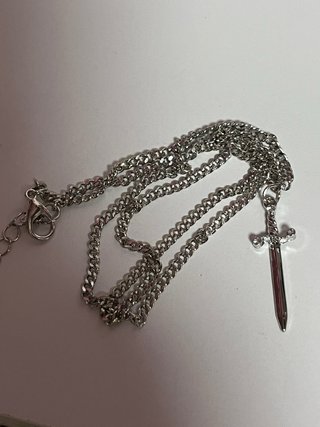 Collar Corazón Rojo y Espada