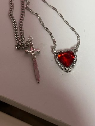 Collar Corazón Rojo y Espada