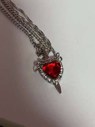 Collar Corazón Rojo y Espada