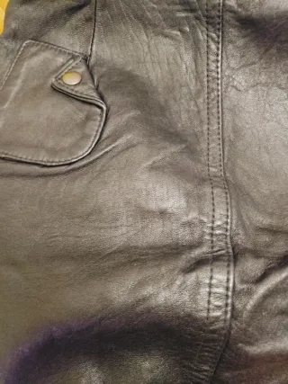 Falda de cuero negra