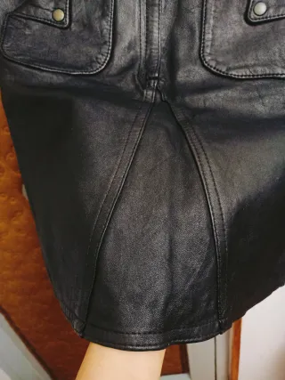 Falda de cuero negra