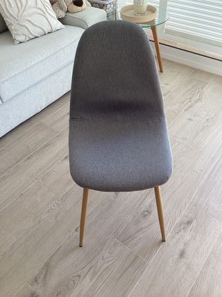 3 sillas grises de tela + 2 blancas de cuero