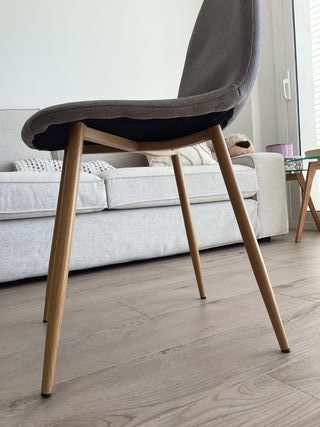 3 sillas grises de tela + 2 blancas de cuero