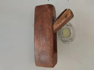 Cepillo de carpintero antiguo de madera
