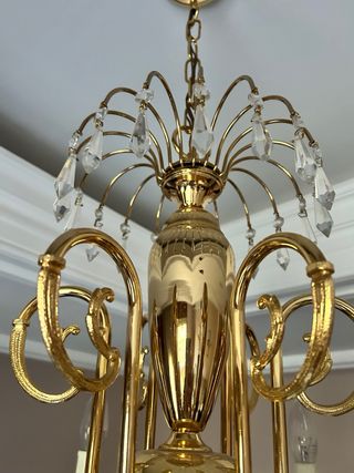 Lámpara araña dorada con cristales