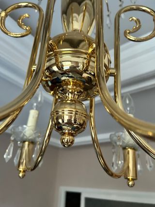 Lámpara araña dorada con cristales