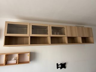 Mueble de pared madera y cristal