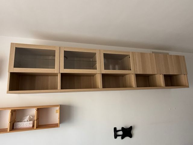 Mueble de pared madera y cristal