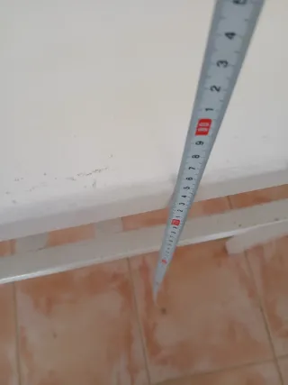 Mesa auxiliar blanca de madera