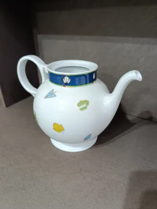 Teiera in porcellana con decori foglie
