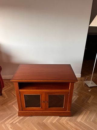 Mueble TV madera con puertas de cristal