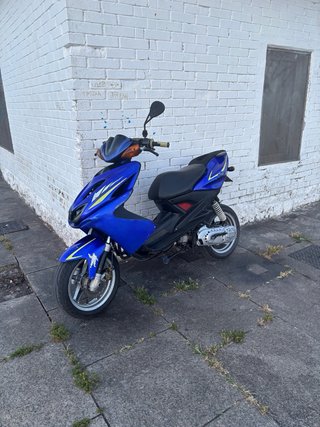 Yamaha Aerox Roja y Blanca