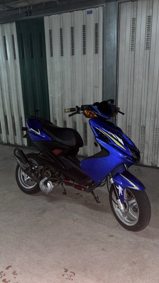 Yamaha Aerox Roja y Blanca