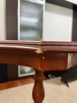 Mesita auxiliar de madera con decoración floral