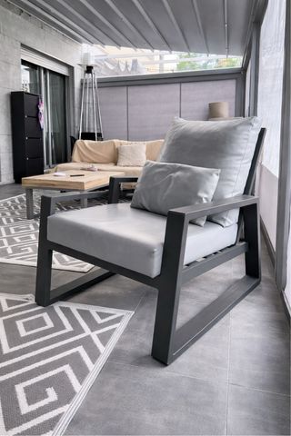 Butaca de jardín gris y beige