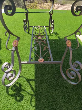 Mesa de exterior de forja con mármol