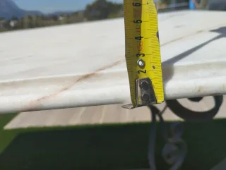 Mesa de exterior de forja con mármol