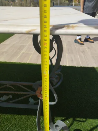 Mesa de exterior de forja con mármol