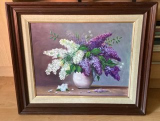Cuadro al óleo de lilas blancas y moradas
