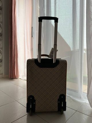 Maleta de cabina beige y marrón