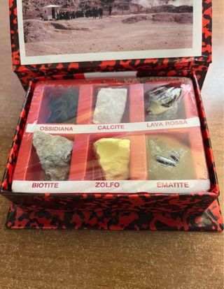 Raccolta da collezione minerali Solfatara