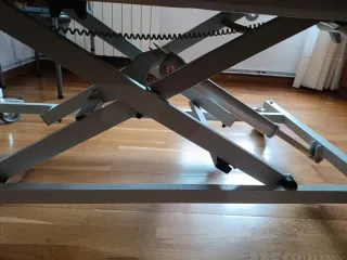 Cama articulada elevable de metal y madera