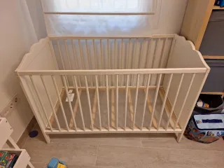 Cuna de bebé de madera y colchon