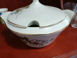 Juego de vajilla antiguo con flores