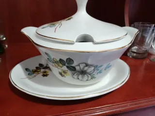 Juego de vajilla antiguo con flores