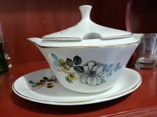 Juego de vajilla antiguo con flores