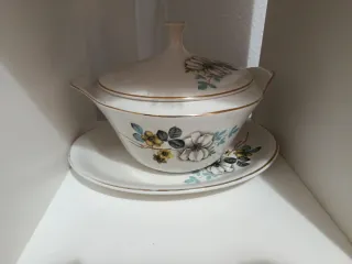 Juego de vajilla antiguo con flores