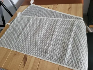 Camino de mesa gris con flecos