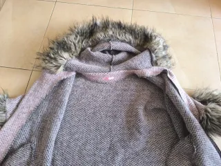 Poncho rosa con capucha y pelo