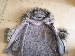 Poncho rosa con capucha y pelo