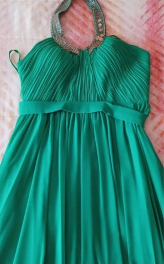 Vestido verde con pedrería