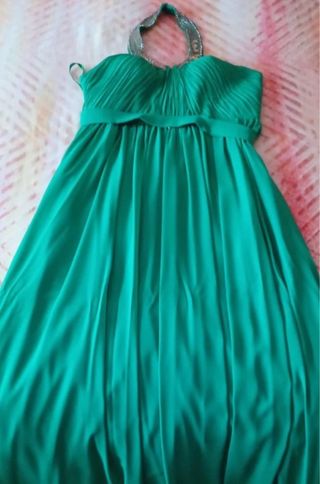Vestido verde con pedrería
