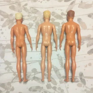 Tre action figure Ken di Barbie di Mattel