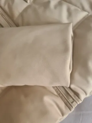 Cazadora cropped engomada con capucha