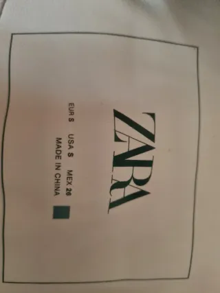 Cazadora cropped engomada con capucha