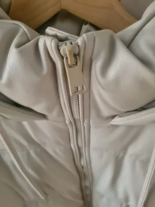 Cazadora cropped engomada con capucha